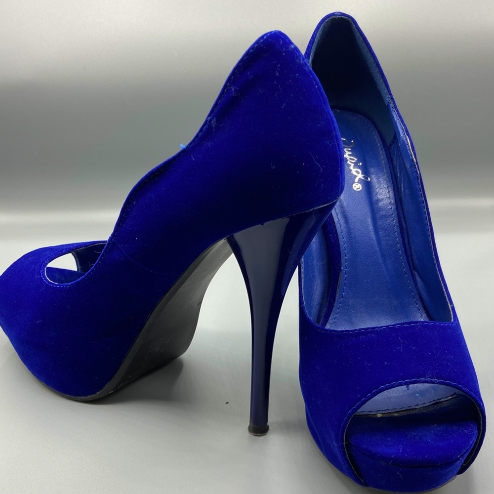Qupid Blue scalloped velvet heels
